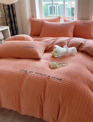 91家纺网 家纺一手货源 找家纺 慕尚家纺 2025高克重雕花绒刺绣工艺四件套 拉夫-杏橘