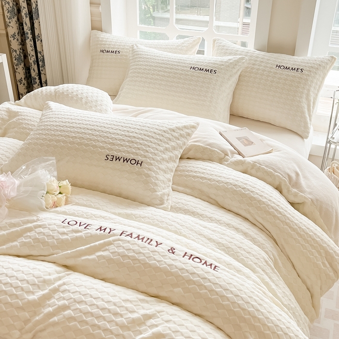 91家纺网 家纺一手货源 找家纺 慕尚家纺 2025高克重雕花绒刺绣工艺四件套 拉夫-糯糯白