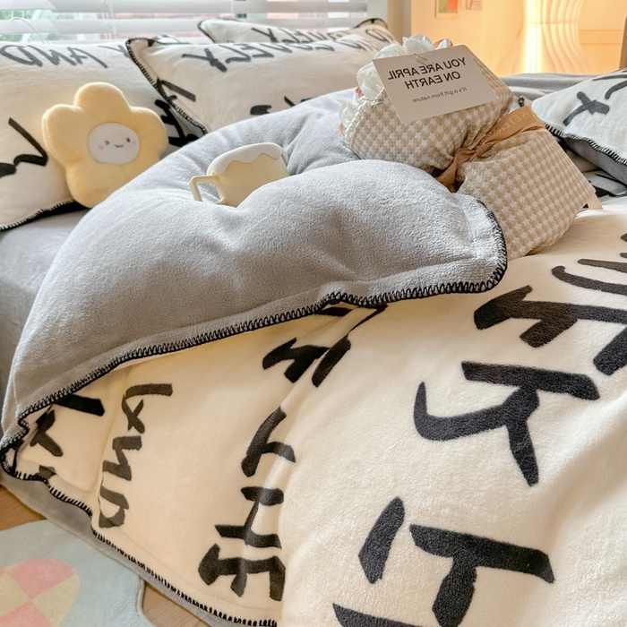 91家纺网 家纺一手货源 找家纺 安哆啦 2024新款高克重牛奶绒混搭四件套 黑白字母