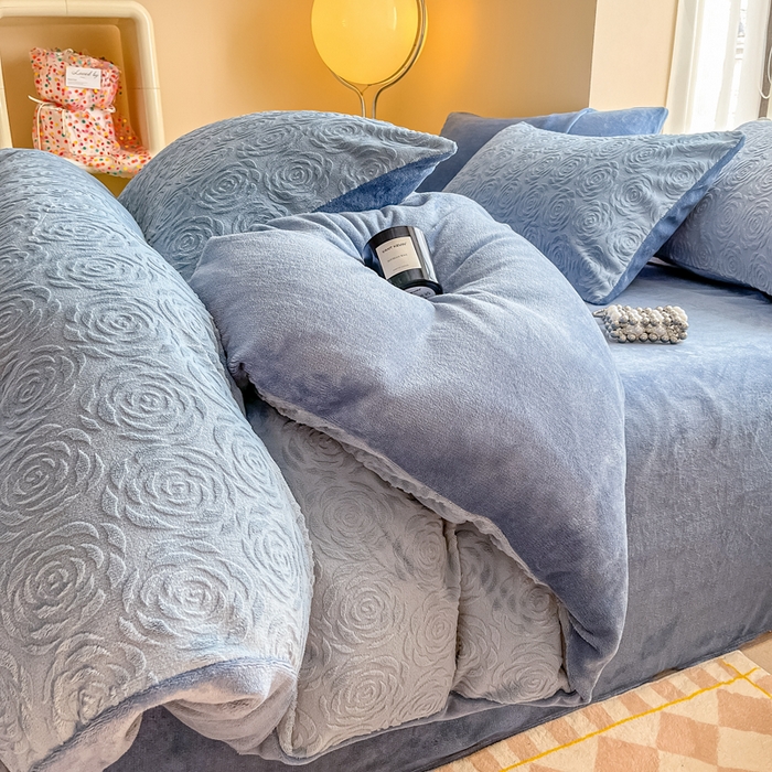 91家纺网 家纺一手货源 找家纺 慕尚家纺 2025新款慕尚雕花绒四件套 卡罗琳-蓝