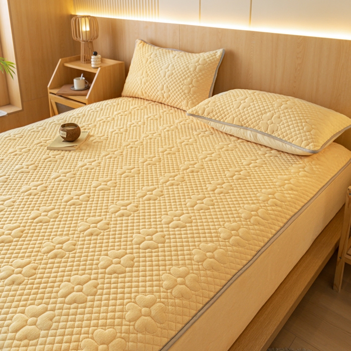 91家纺网 家纺一手货源 找家纺 给笠 2023新款A类夹棉牛奶绒床笠三件套 花漫系列 牛奶绒-花漫奶黄