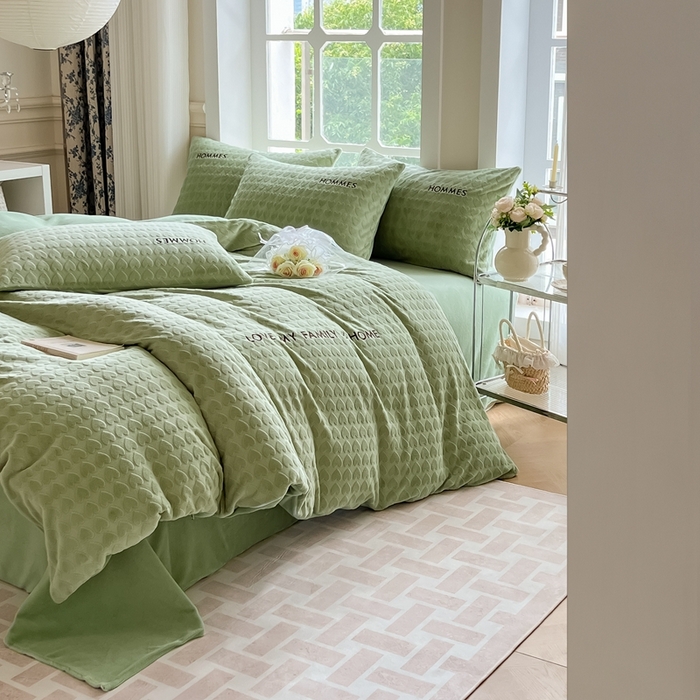 91家纺网 家纺一手货源 找家纺 慕尚家纺 2025高克重雕花绒刺绣工艺四件套 劳伦-绿