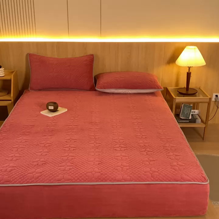 91家纺网 家纺一手货源 找家纺 给笠2023新款A类夹棉牛奶绒床笠三件套 花漫系列 牛奶绒-花漫西瓜红