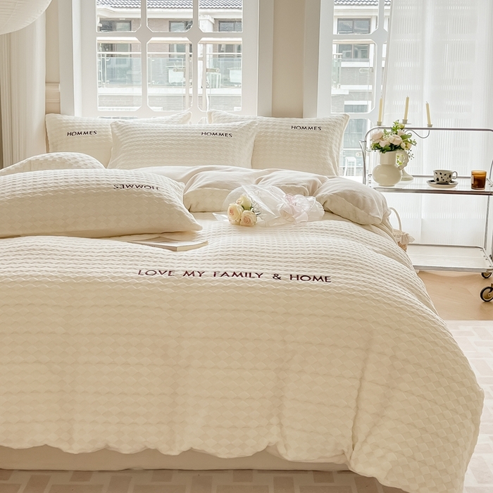 91家纺网 家纺一手货源 找家纺 慕尚家纺 2025高克重雕花绒刺绣工艺四件套 拉夫-糯糯白