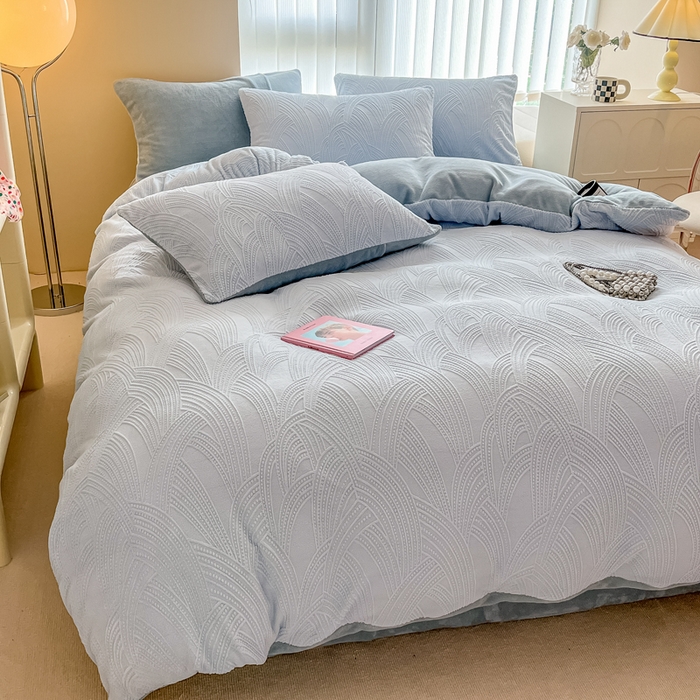 91家纺网 家纺一手货源 找家纺 慕尚家纺 2025新款慕尚雕花绒四件套 雪莉尔-浅蓝