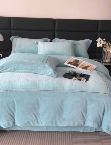 91家纺网 家纺一手货源 找家纺 榻尚家居 2023 玫瑰花园系列雕花牛奶暖绒 天空蓝