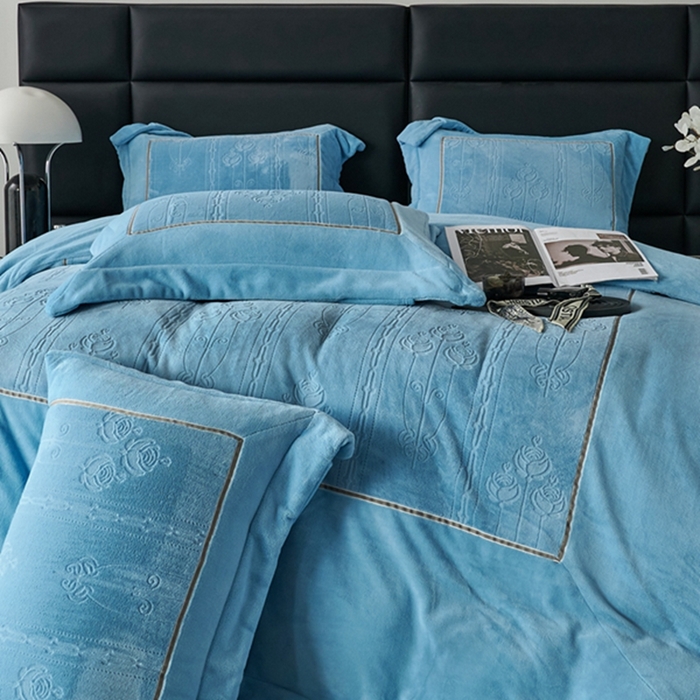 91家纺网 家纺一手货源 找家纺 榻尚家居 2023 玫瑰花园系列雕花牛奶暖绒 天空蓝