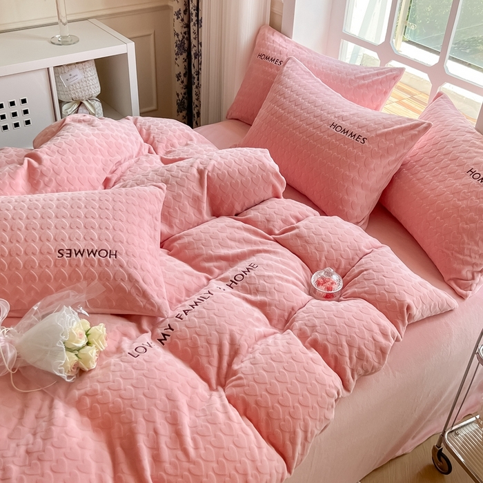 91家纺网 家纺一手货源 找家纺 慕尚家纺 2025高克重雕花绒刺绣工艺四件套 劳伦-粉