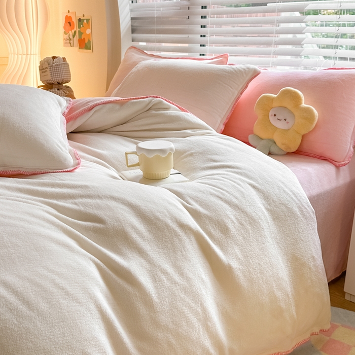 91家纺网 家纺一手货源 找家纺 安哆啦 2024新款高克重牛奶绒混搭四件套 白拼粉