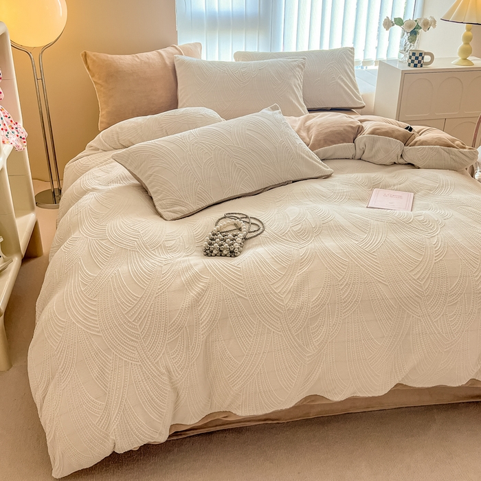 91家纺网 家纺一手货源 找家纺 慕尚家纺 2025新款慕尚雕花绒四件套 雪莉尔-白卡其