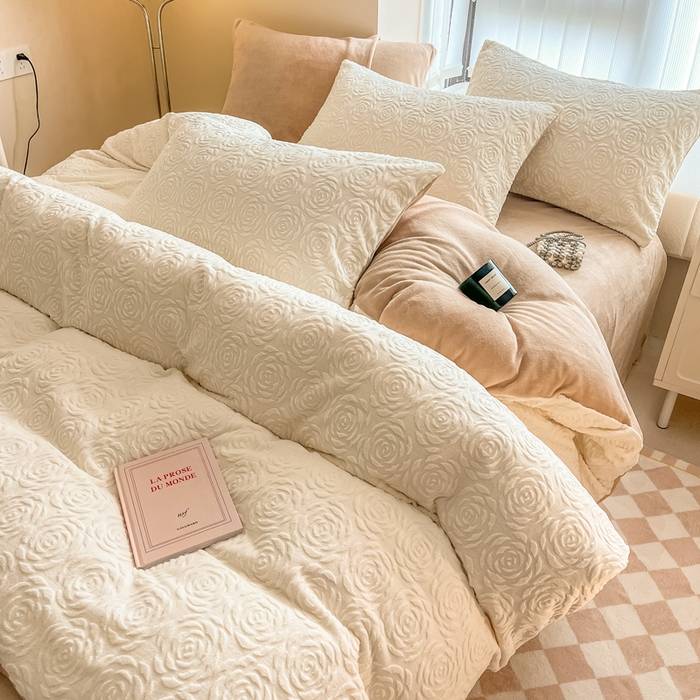 91家纺网 家纺一手货源 找家纺 慕尚家纺 2025新款慕尚雕花绒四件套 卡罗琳-白卡其