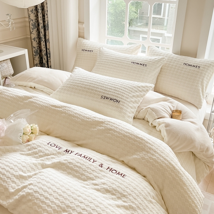 91家纺网 家纺一手货源 找家纺 慕尚家纺 2025高克重雕花绒刺绣工艺四件套 拉夫-糯糯白