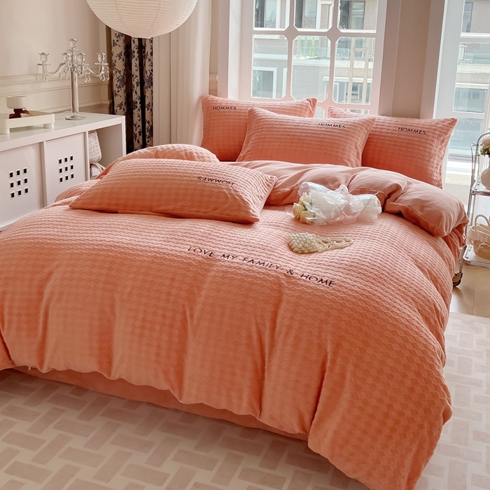 91家纺网 家纺一手货源 找家纺 慕尚家纺 2025高克重雕花绒刺绣工艺四件套 拉夫-杏橘