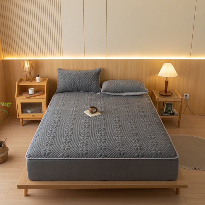 91家纺网 家纺一手货源 找家纺 给笠 2023新款A类夹棉牛奶绒床笠三件套 花漫系列 牛奶绒-花漫雅灰