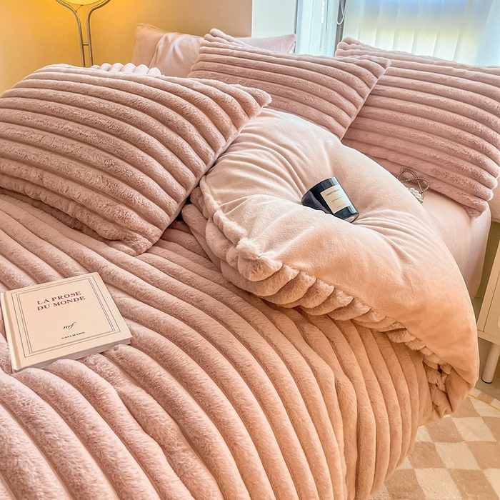 91家纺网 家纺一手货源 找家纺 慕尚家纺 2025新款抽条兔毛四件套 安雅-豆沙