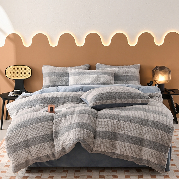 91家纺网 家纺一手货源 找家纺 2023新款无印风兔绒泰迪绒拼接款四件套 静逸-灰色