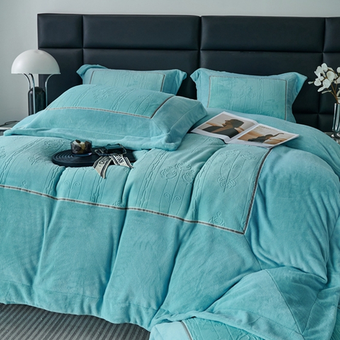 91家纺网 家纺一手货源 找家纺 榻尚家居 2023 玫瑰花园系列雕花牛奶暖绒 松石绿