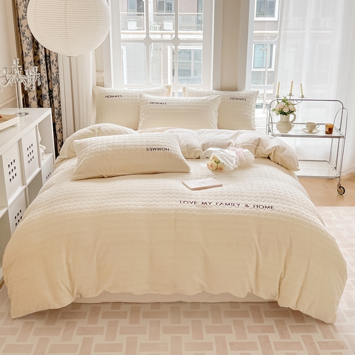 91家纺网 家纺一手货源 找家纺 慕尚家纺 2025高克重雕花绒刺绣工艺四件套 劳伦-糯糯白