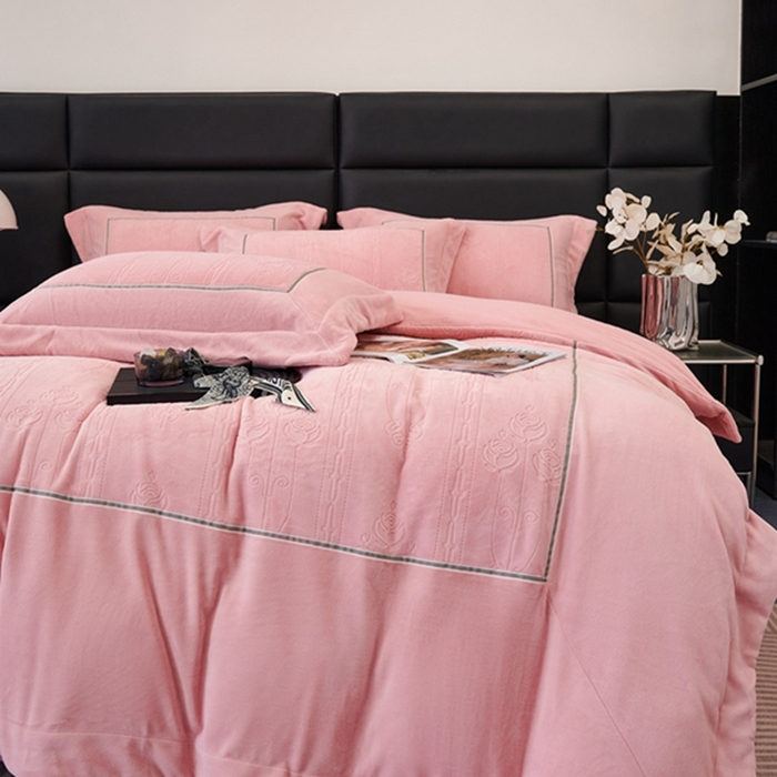 91家纺网 家纺一手货源 找家纺 榻尚家居 2023 玫瑰花园系列雕花牛奶暖绒 温柔粉