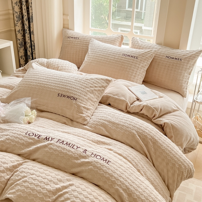 91家纺网 家纺一手货源 找家纺 慕尚家纺 2025高克重雕花绒刺绣工艺四件套 拉夫-浅卡其