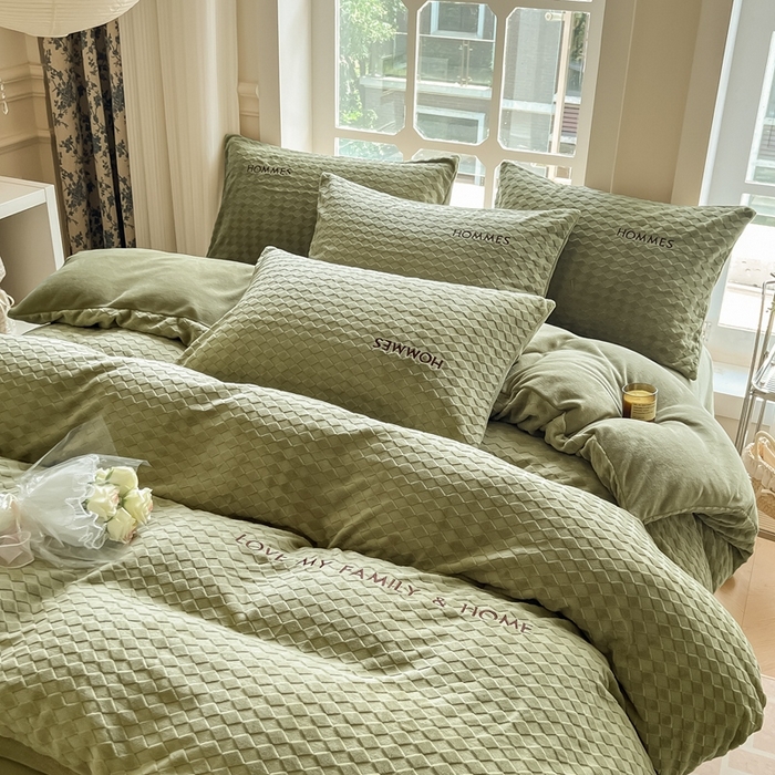 91家纺网 家纺一手货源 找家纺 慕尚家纺 2025高克重雕花绒刺绣工艺四件套 拉夫-绿