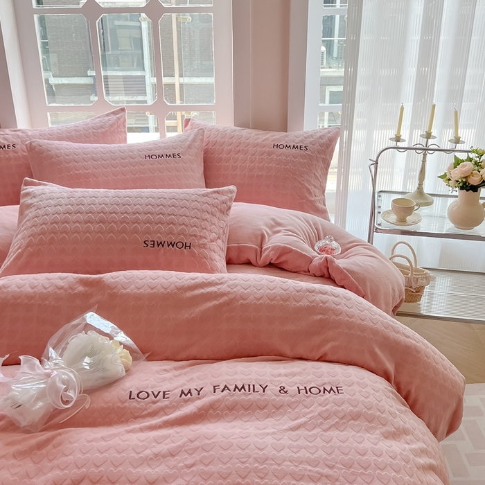 91家纺网 家纺一手货源 找家纺 慕尚家纺 2025高克重雕花绒刺绣工艺四件套 劳伦-粉