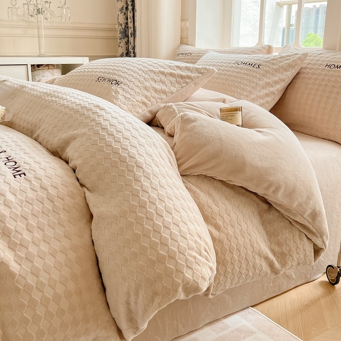 91家纺网 家纺一手货源 找家纺 慕尚家纺 2025高克重雕花绒刺绣工艺四件套 拉夫-浅卡其