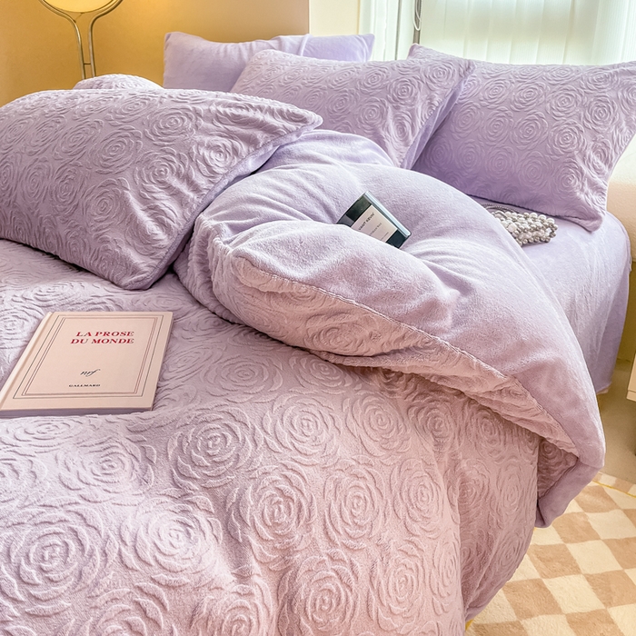 91家纺网 家纺一手货源 找家纺 慕尚家纺 2025新款慕尚雕花绒四件套 卡罗琳-风铃紫