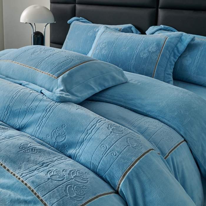 91家纺网 家纺一手货源 找家纺 榻尚家居 2023 玫瑰花园系列雕花牛奶暖绒 天空蓝