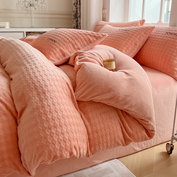 91家纺网 家纺一手货源 找家纺 慕尚家纺 2025高克重雕花绒刺绣工艺四件套 拉夫-杏橘