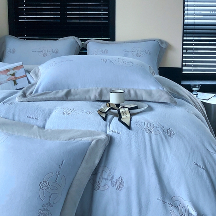 91家纺网 家纺一手货源 找家纺 榻尚家居 2023闻香系列雕花牛奶绒四件套 闻香 晴山蓝