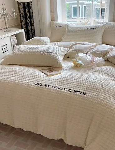 91家纺网 家纺一手货源 找家纺 慕尚家纺 2025高克重雕花绒刺绣工艺四件套 拉夫-糯糯白