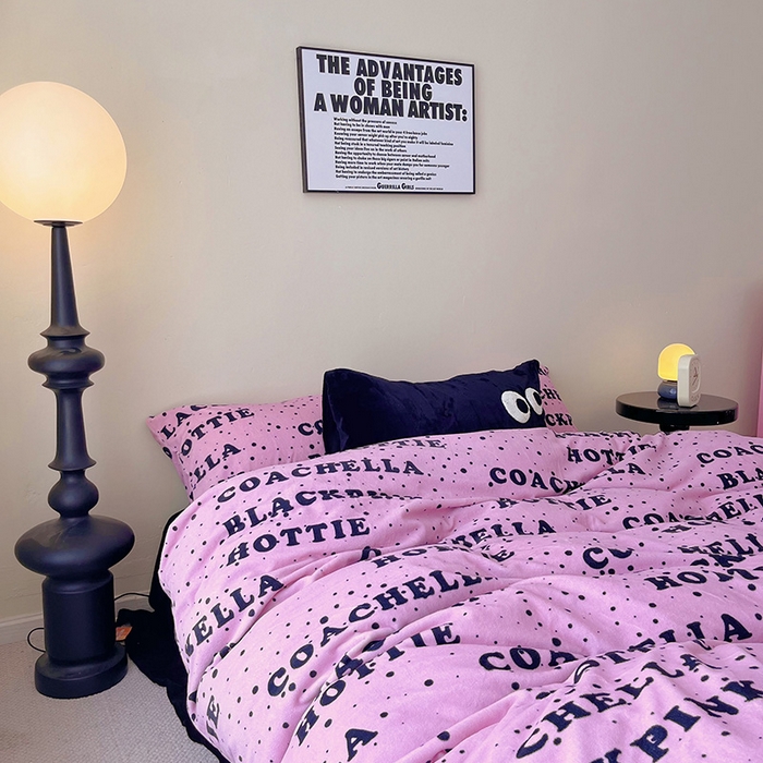 91家纺网 家纺一手货源 找家纺 红馆 2023新款A类230g牛奶绒四件套--千禧辣妹风 black pink