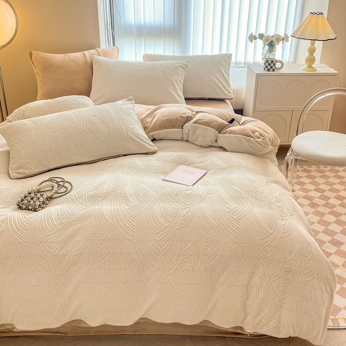 91家纺网 家纺一手货源 找家纺 慕尚家纺 2025新款慕尚雕花绒四件套 雪莉尔-白卡其