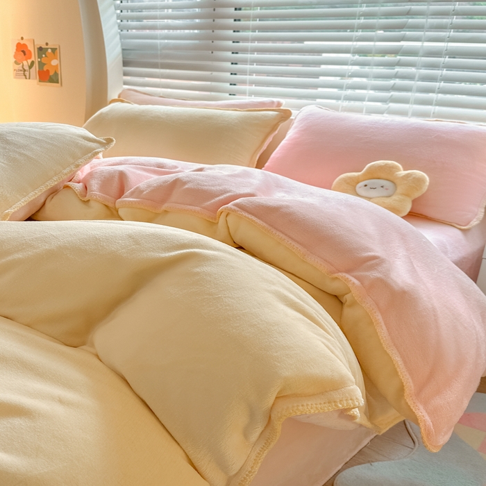 91家纺网 家纺一手货源 找家纺 安哆啦 2024新款高克重牛奶绒混搭四件套 奶黄拼浅粉