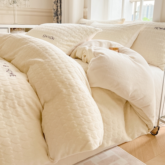 91家纺网 家纺一手货源 找家纺 慕尚家纺 2025高克重雕花绒刺绣工艺四件套 劳伦-糯糯白