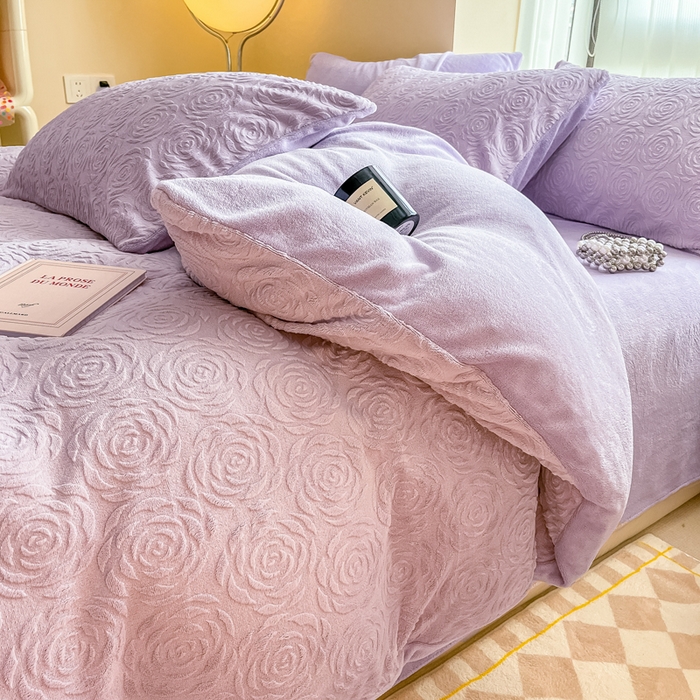 91家纺网 家纺一手货源 找家纺 慕尚家纺 2025新款慕尚雕花绒四件套 卡罗琳-风铃紫