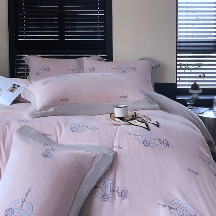 91家纺网 家纺一手货源 找家纺 榻尚家居 2023闻香系列雕花牛奶绒四件套 闻香 微醺粉