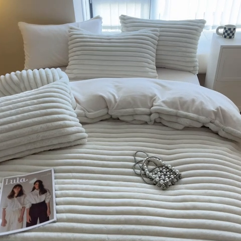 91家纺网 家纺一手货源 找家纺 慕尚家纺 2025新款抽条兔毛四件套 安雅-糯糯白