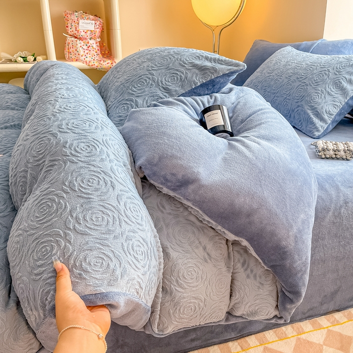 91家纺网 家纺一手货源 找家纺 慕尚家纺 2025新款慕尚雕花绒四件套 卡罗琳-蓝