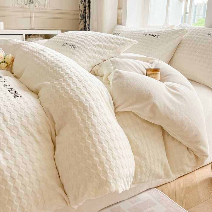 91家纺网 家纺一手货源 找家纺 慕尚家纺 2025高克重雕花绒刺绣工艺四件套 拉夫-糯糯白