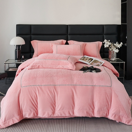 91家纺网 家纺一手货源 找家纺 榻尚家居 2023 玫瑰花园系列雕花牛奶暖绒 温柔粉