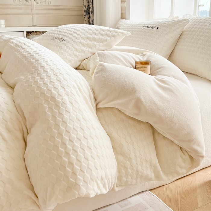 91家纺网 家纺一手货源 找家纺 慕尚家纺 2025高克重雕花绒刺绣工艺四件套 拉夫-糯糯白