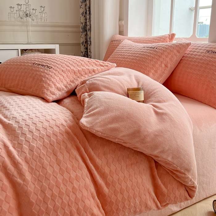 91家纺网 家纺一手货源 找家纺 慕尚家纺 2025高克重雕花绒刺绣工艺四件套 拉夫-杏橘