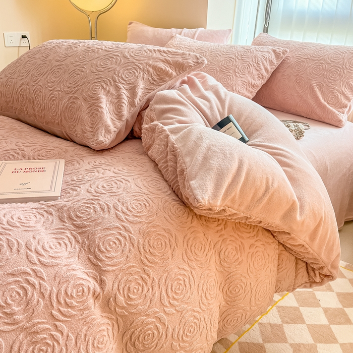 91家纺网 家纺一手货源 找家纺 慕尚家纺 2025新款慕尚雕花绒四件套 卡罗琳-粉