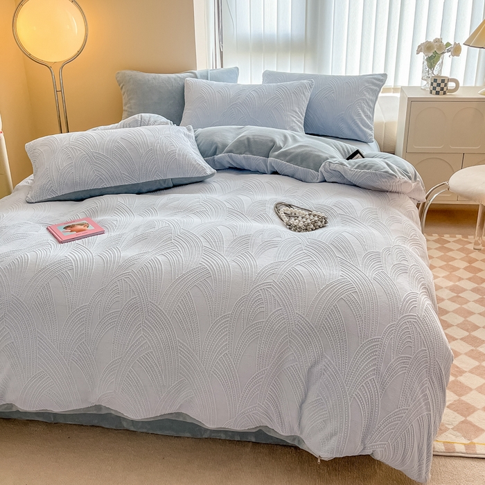 91家纺网 家纺一手货源 找家纺 慕尚家纺 2025新款慕尚雕花绒四件套 雪莉尔-浅蓝