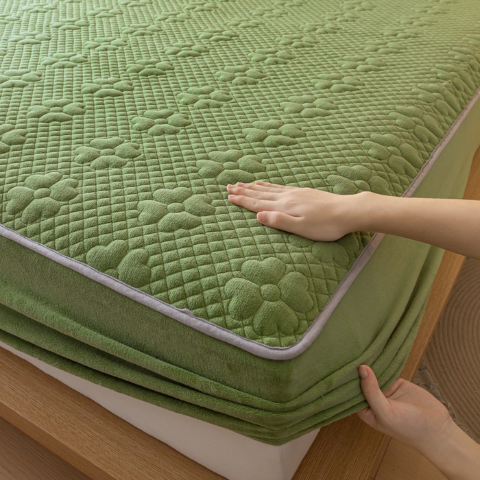 91家纺网 家纺一手货源 找家纺 给笠 2023新款A类夹棉牛奶绒床笠三件套 花漫系列 牛奶绒-花漫豆绿