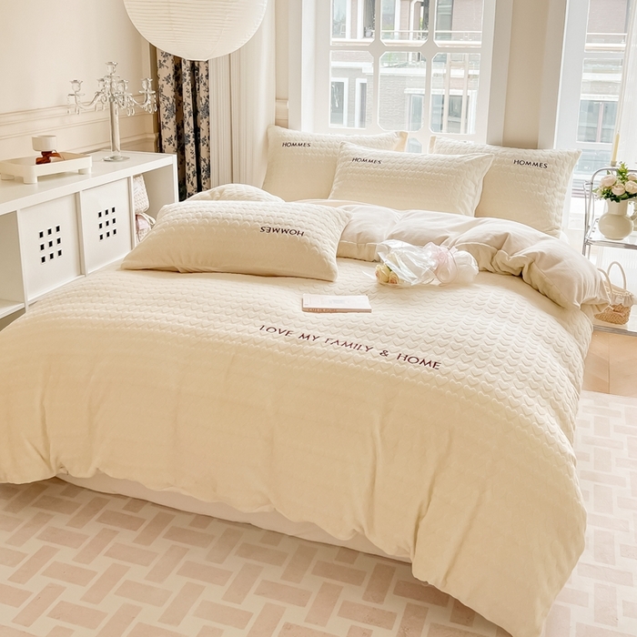 91家纺网 家纺一手货源 找家纺 慕尚家纺 2025高克重雕花绒刺绣工艺四件套 劳伦-糯糯白