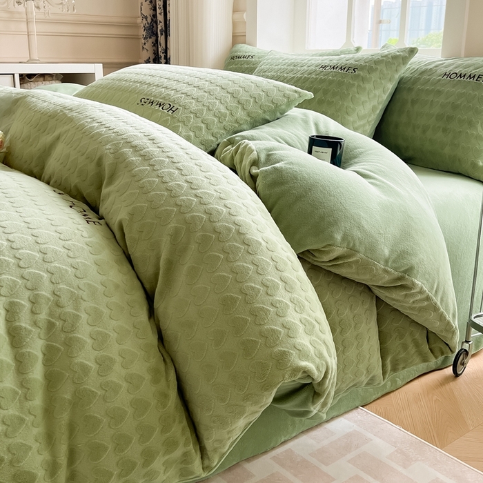 91家纺网 家纺一手货源 找家纺 慕尚家纺 2025高克重雕花绒刺绣工艺四件套 劳伦-绿