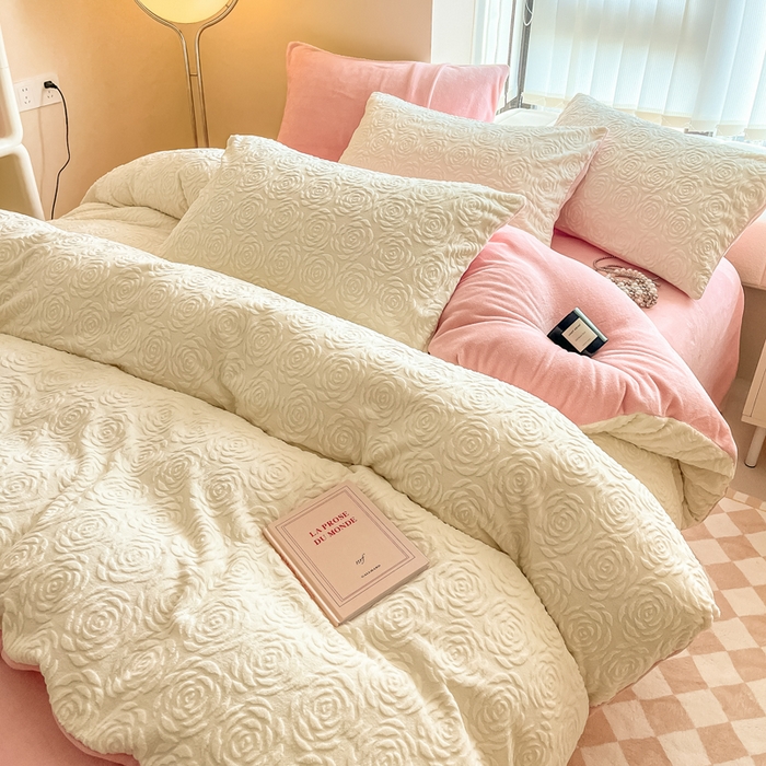 91家纺网 家纺一手货源 找家纺 慕尚家纺 2025新款慕尚雕花绒四件套 卡罗琳-白粉